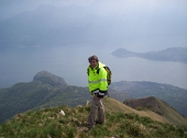 57 SERGIO SULLO SFONDO DEL LAGO E DI BELLAGIO